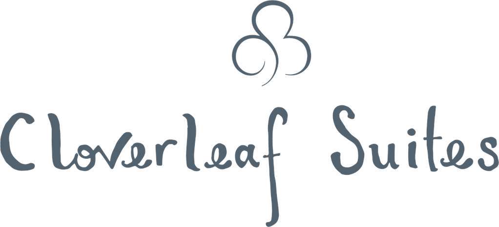 Cloverleaf Suites 배턴루지 로고 사진